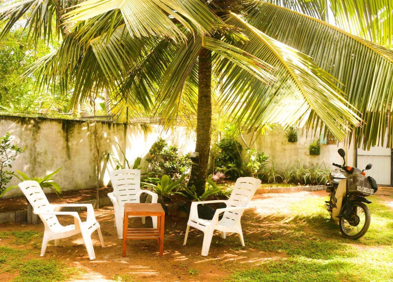 The Breeze Mirissa Bed & Breakfast Exterior foto