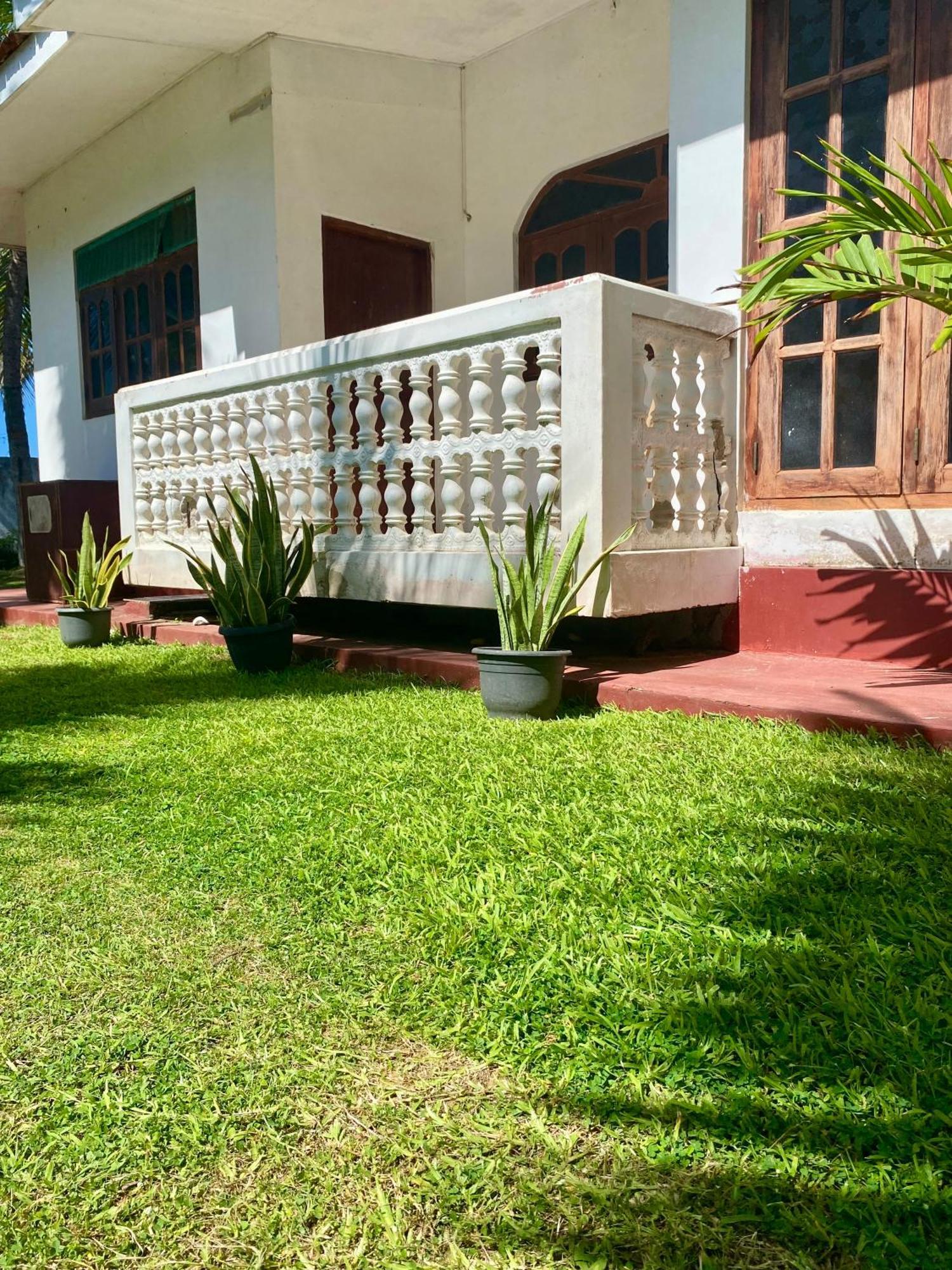 The Breeze Mirissa Bed & Breakfast Exterior foto