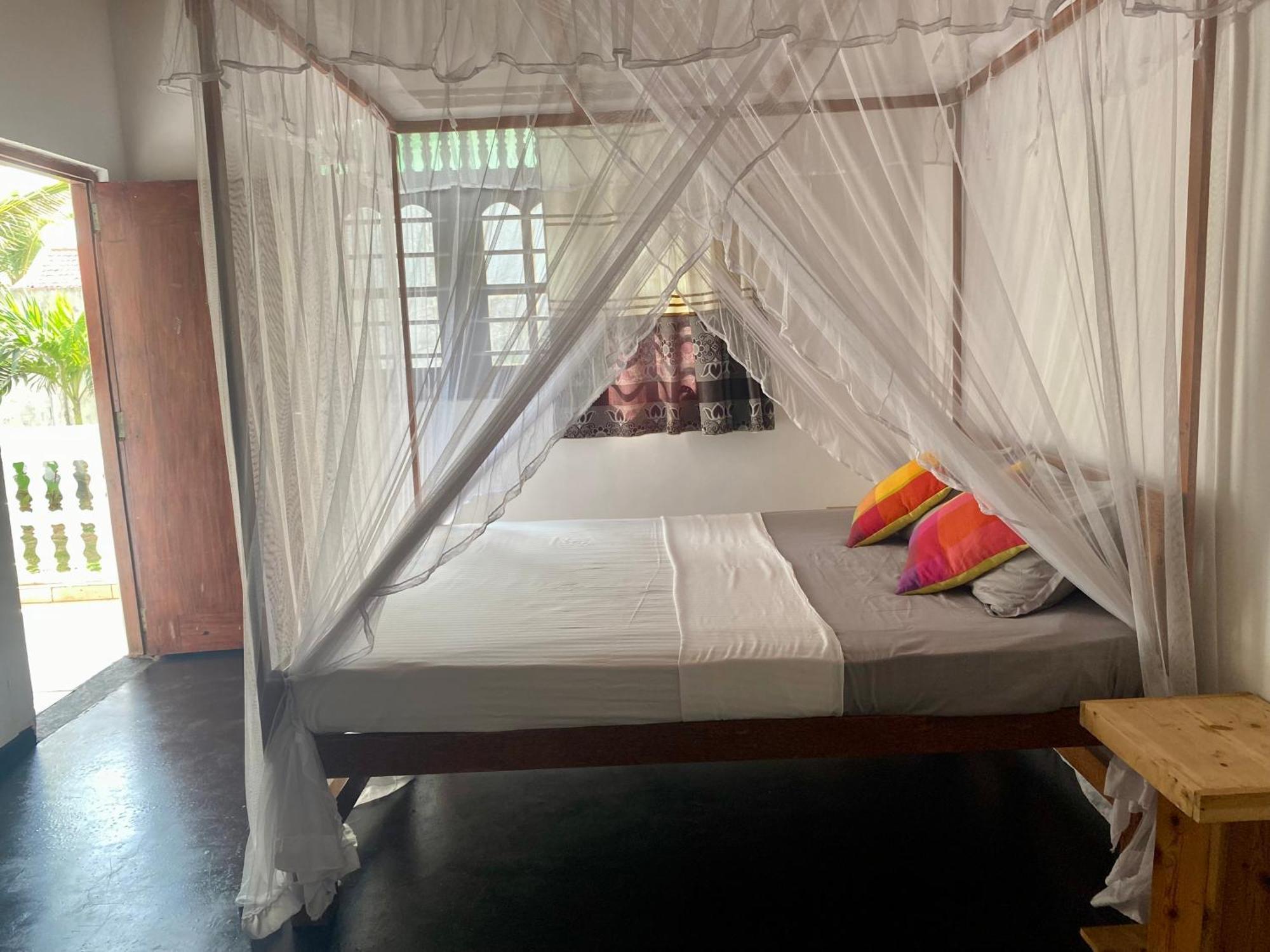 The Breeze Mirissa Bed & Breakfast Exterior foto