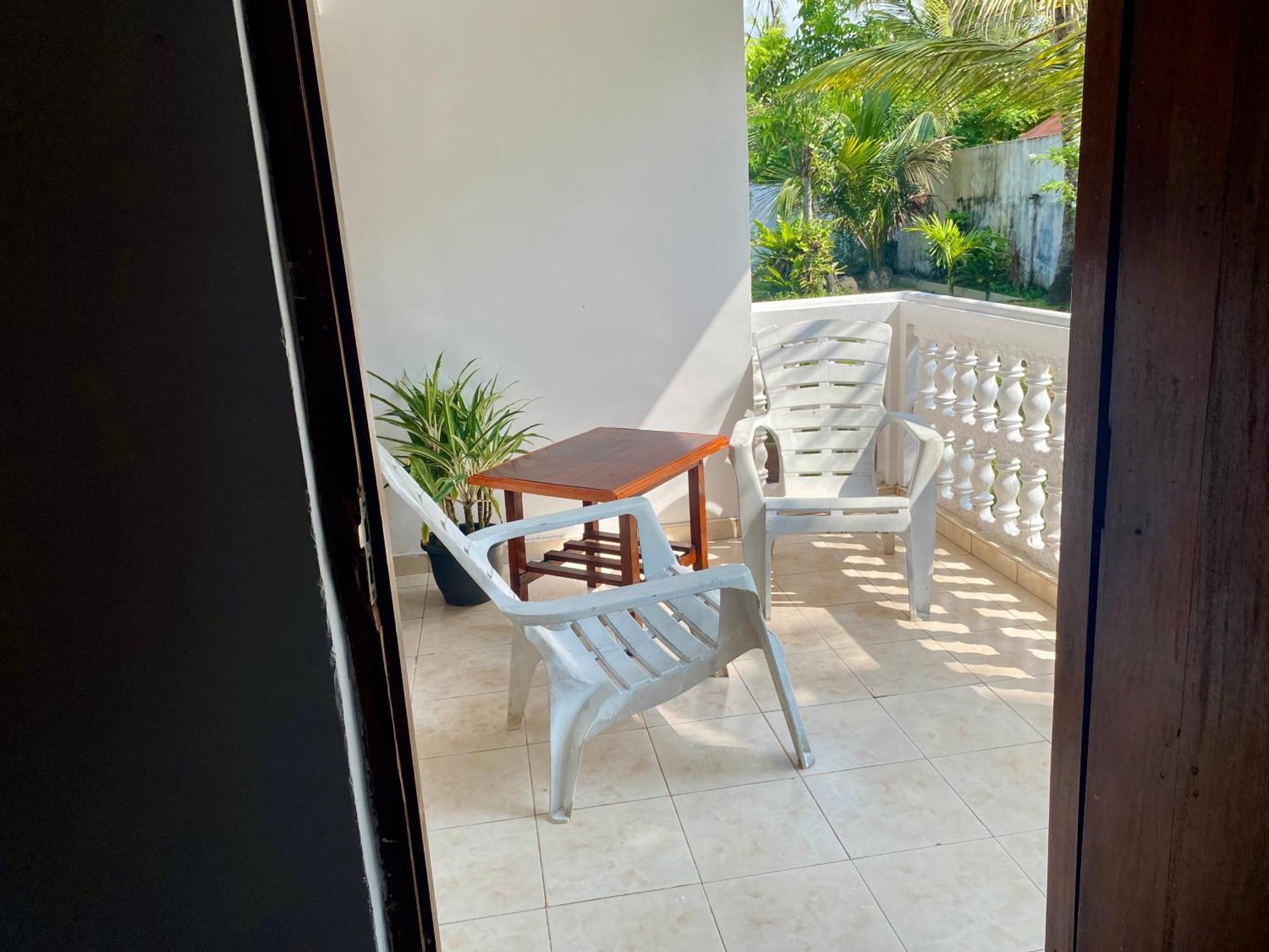 The Breeze Mirissa Bed & Breakfast Exterior foto